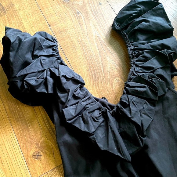 Ruffle V Neck size S - Picture 2 of 4